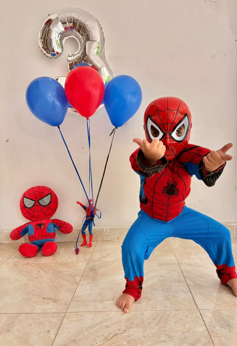Alejandro en pose de superhéroe