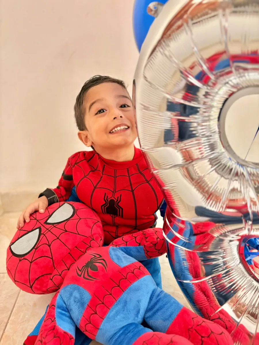 Alejandro sonriendo
