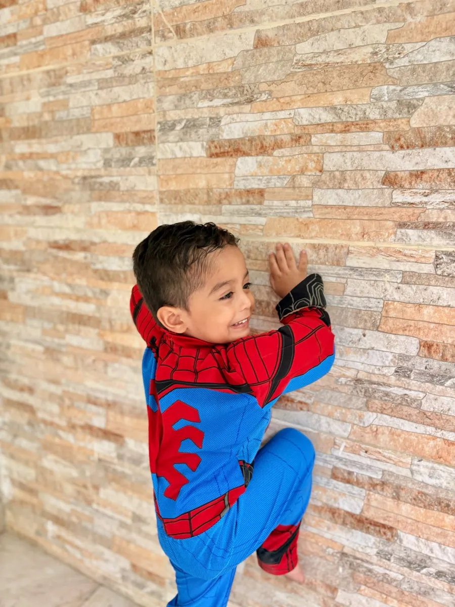 Alejandro trepando la pared